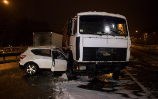 Снес ограждение и раздавил легковушку: в Киеве произошло ДТП