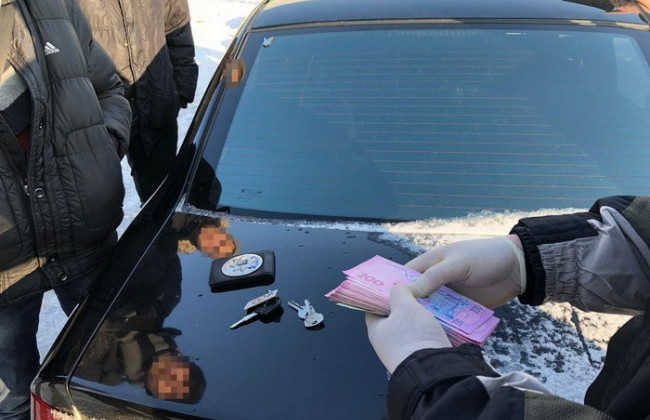 Требовал взятки у бизнеса: полицейский чин попался на горячем