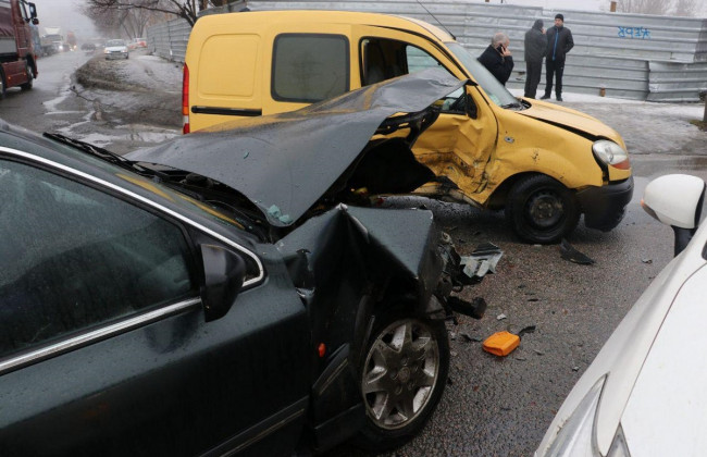 В Днепре столкнулись две легковушки: жертвой ДТП стал годовалый ребенок