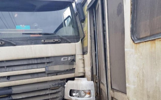 В Харькове троллейбус протаранил фуру: есть подробности