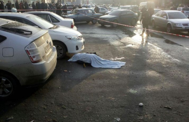 Неизвестный расстрелял двух человек возле райсуда в Николаеве