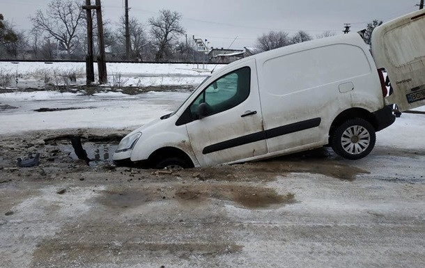 Во Львовской области автомобиль ушел под землю: пострадал водитель
