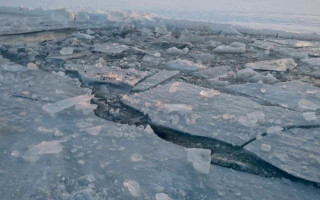 Что делать, если человек провалился под лед: советы спасателей