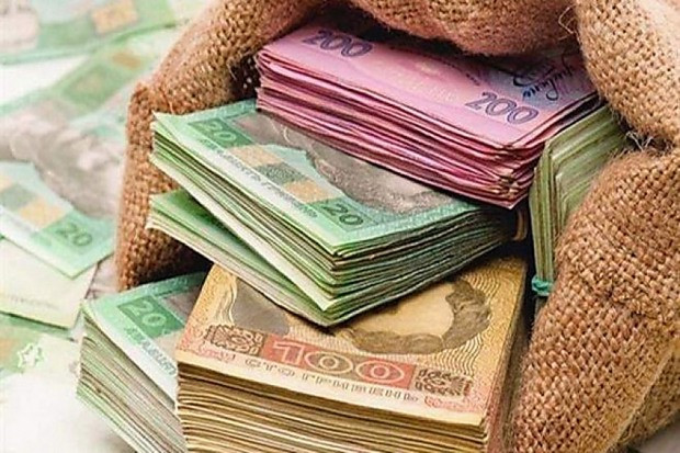 Присваивала деньги клиентов: в Тернополе сотрудницу банка подозревают в махинациях