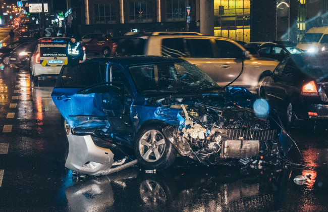 Масштабное ДТП на площади Победы в Киеве: видео момента столкновения