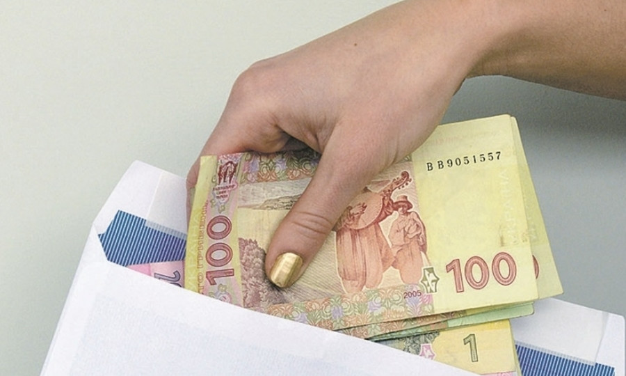 Украинцев накажут за зарплаты в конвертах: что запланировали фискалы