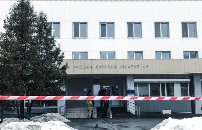 Более тысячи человек эвакуировали из больницы на Оболони: ищут бомбу