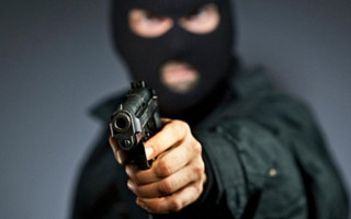 В Мукачево вооруженный мужчина дерзко ограбил магазин