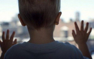 Голодні і в холоді: горе-матір на декілька днів зачинила дітей у квартирі