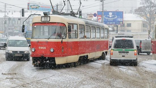 ЧП в Киеве: с рельсов сошли два трамвая