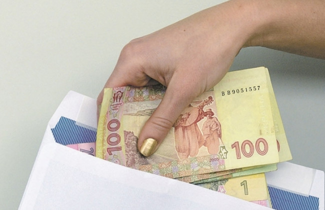 Украинцев накажут за зарплаты в конвертах: что запланировали фискалы