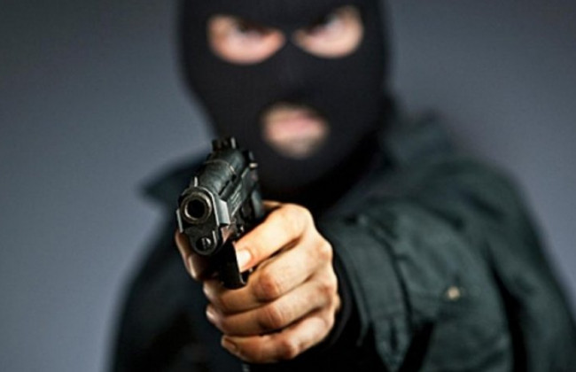 В Мукачево вооруженный мужчина дерзко ограбил магазин