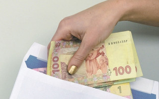 Украинцев накажут за зарплаты в конвертах: что запланировали фискалы
