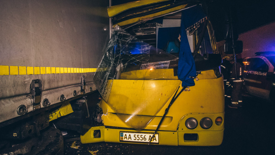 Грузовик смял маршрутку с пассажирами: в Киеве случилось страшное ДТП