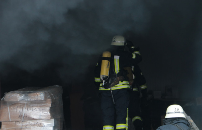 Масштабный пожар в Киеве: огонь гасят уже 10 часов