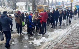 Жуткий инцидент: ледяная глыба упала на ребенка в Полтаве