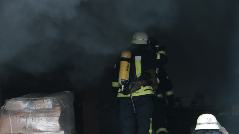 Масштабный пожар в Киеве: огонь гасят уже 10 часов