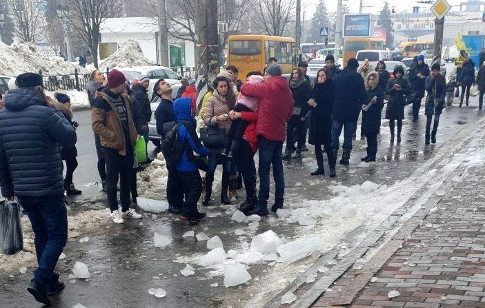 Жуткий инцидент: ледяная глыба упала на ребенка в Полтаве