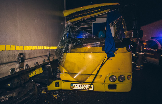 Грузовик смял маршрутку с пассажирами: в Киеве случилось страшное ДТП