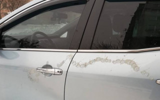 Неизвестные под Харьковом кислотой облили автомобиль