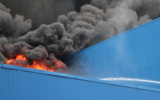 Масштабный пожар на складах в Киеве: спасатели ликвидировали возгорание