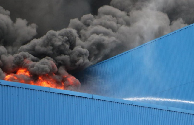 Масштабный пожар на складах в Киеве: спасатели ликвидировали возгорание