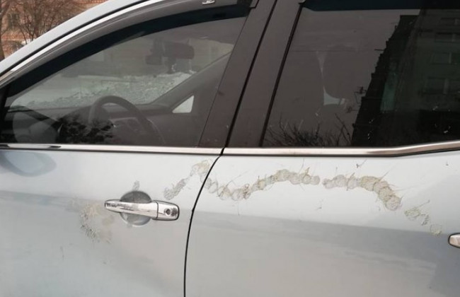 Неизвестные под Харьковом кислотой облили автомобиль