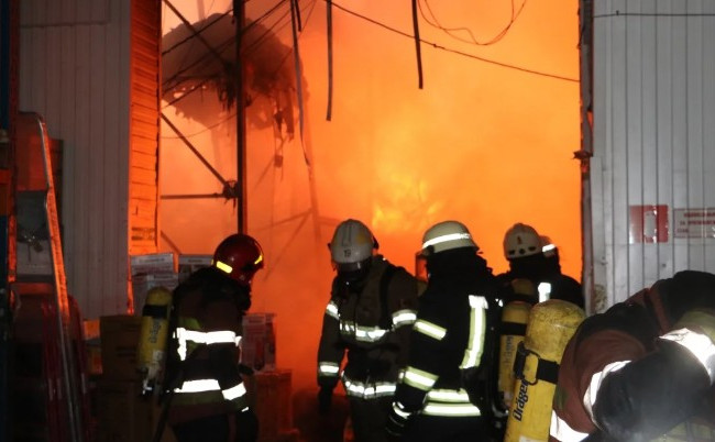 Мощный пожар на складах в Киеве: появились новые подробности