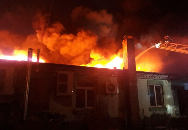 Мощный пожар в Ровно: ресторан сгорел дотла, видео