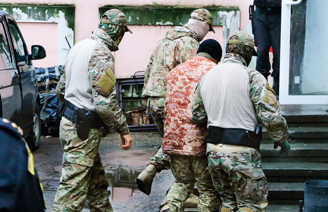 Захват моряков в Азовском море: раненого пленного посетили украинские консулы