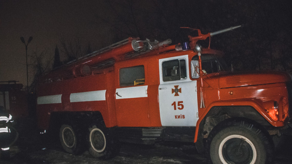 Пожар на лодочной станции в Киеве: автомобиль и трейлер выгорели дотла