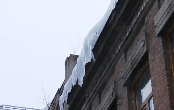 ЧП в Сумской области: ледяная глыба рухнула с крыши на людей