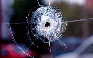 В Киеве на Крещатике обстреляли офис союза журналистов: есть подробности