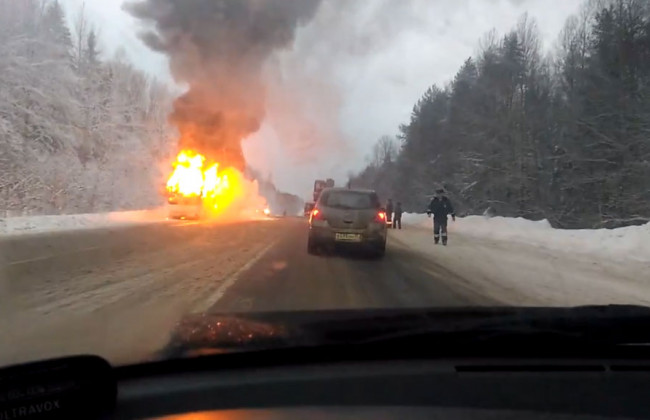 Вспыхнул на ходу: на трассе Киев — Чоп загорелся автобус с пассажирами