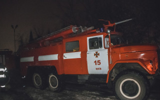 Пожар на лодочной станции в Киеве: автомобиль и трейлер выгорели дотла