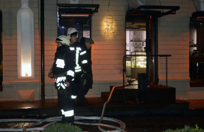 Поджог кафе в Днепре: злоумышленников зафиксировала камера видеонаблюдения