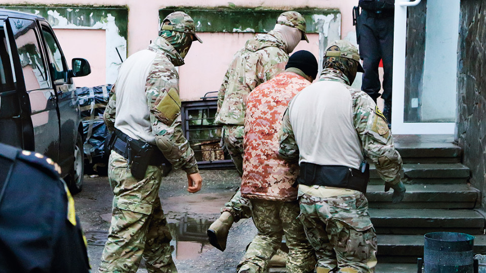Захват моряков в Азовском море: раненого пленного посетили украинские консулы