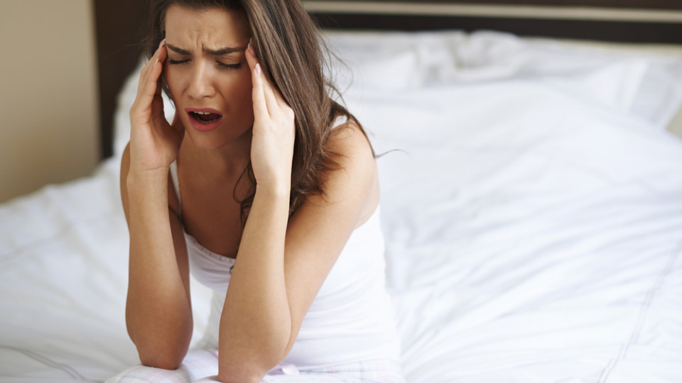 Почему по утрам болит голова: названы 6 основных причин