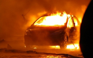 Невідомі спалили автомобіль під мерією одного з міст