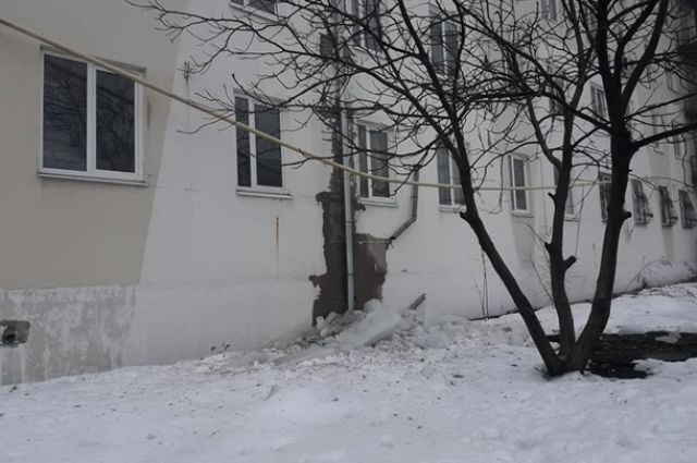 ЧП в Харькове: глыба льда перебила газопровод, люди остались без газа