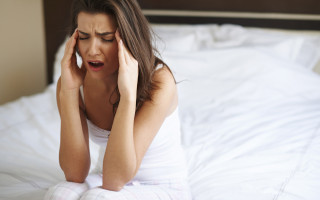 Почему по утрам болит голова: названы 6 основных причин