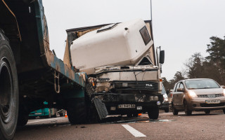 Грузовик влетел в военный КрАЗ: под Киевом произошло ДТП с пострадавшим