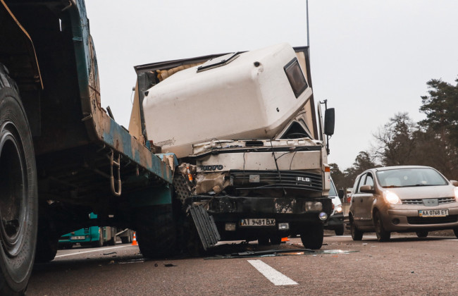 Грузовик влетел в военный КрАЗ: под Киевом произошло ДТП с пострадавшим