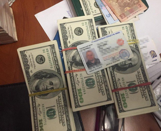 В Киеве начальника отделения полиции поймали на взятке в $15 тысяч
