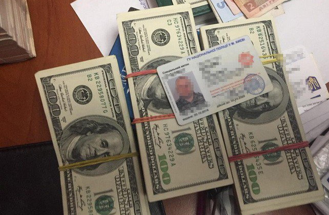 В Киеве начальника отделения полиции поймали на взятке в $15 тысяч
