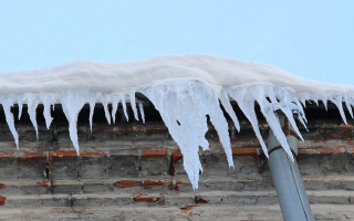 Глыба льда упала на голову 18-летней полтавчанке: девушку госпитализировали