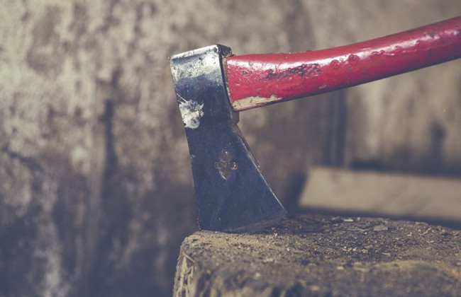 Били топором: нелюди напали на пенсионера ради 4 тысяч гривен