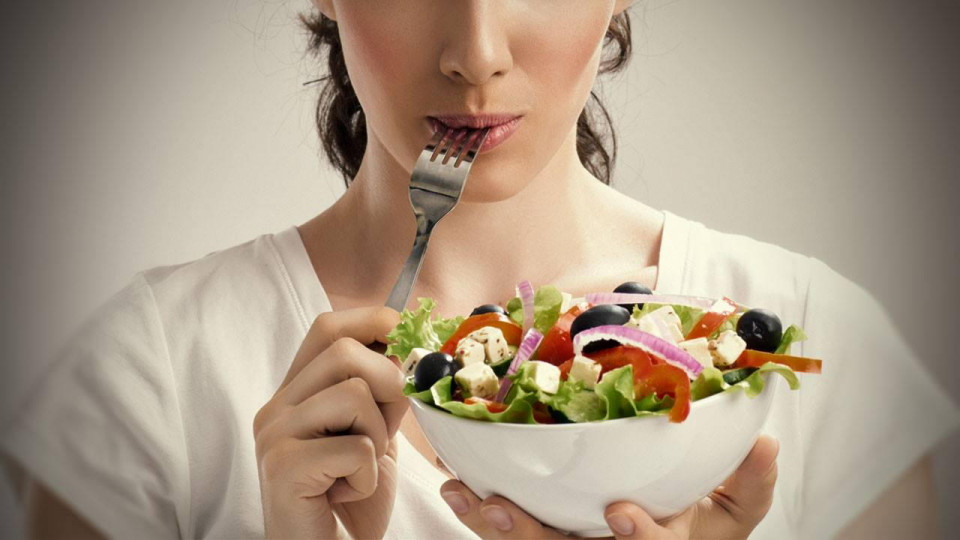 Что нельзя делать после еды: 7 вредных привычек, которые вредят здоровью