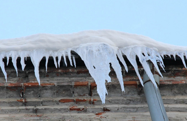 Глыба льда упала на голову 18-летней полтавчанке: девушку госпитализировали