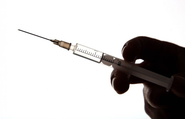 В Кривом Роге возле спорткомплекса парень раздавал шприцы с наркотиками